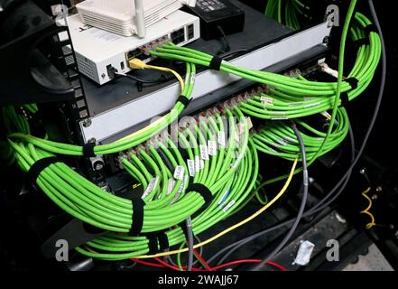 Digitaler Netzwerkserver mit Router und anderem Gerät im Büro Stockfoto