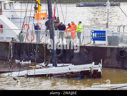 London, England, Großbritannien. Januar 2024. Bergungsmitarbeiter untersuchen die Schäden, nachdem das Partyboot Bar and Co am Temple Pier in London nach dem starken Regenguss durch Sturm Henk versenkt wurde. (Kreditbild: © Vuk Valcic/ZUMA Press Wire) NUR REDAKTIONELLE VERWENDUNG! Nicht für kommerzielle ZWECKE! Stockfoto