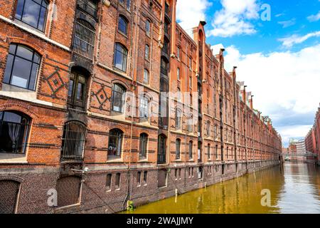 Blick auf die Speicherstadt in Hamburg. Elbe am Hamburger Hafen. Stockfoto