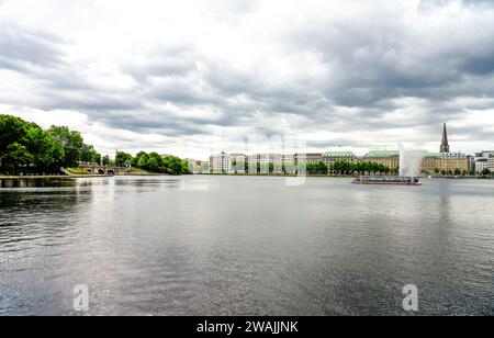 Blick auf die Hamburger Innenstadt auf der Binnenalster. Stockfoto