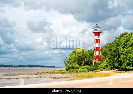 Leuchtturm Wittenbergen am Rissener Ufer bei Hamburg. Historischer Leuchtturm an der Elbe. Leuchtturm Rissen, unteres Licht. Stockfoto