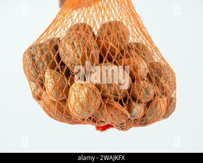 Gemischtes Sortiment von Nüssen in einem Netzbeutel Stockfoto