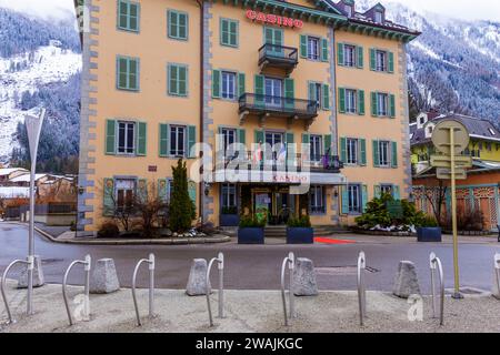 Chamonix-Mont-Blanc, Frankreich - 1. April 2018 : das berühmte Kasino-Gebäude in Chamonix, einem der ältesten Skigebiete Frankreichs Stockfoto