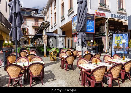 Chamonix-Mont-Blanc, Frankreich - 1. April 2018 : Tische im Freien in der Brasserie Joupi im Zentrum von Chamonix Stockfoto