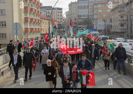 31. Dezember 2023: Gaziantep, Turkiye. 31. Dezember 2023. Eine Menschenmenge versammelte sich in Gaziantep, um die Palästinenser zu unterstützen und sich gegen die anhaltenden Angriffe Israels auf den Gazastreifen zu wehren. Die Teilnehmer schwenkten die palästinensische Flagge neben der türkischen Flagge, während sie an die Opfer der jüngsten Attentate im Nordirak erinnern (Foto: © Muhammad ATA/IMAGESLIVE via ZUMA Press Wire). Nicht für kommerzielle ZWECKE! Stockfoto