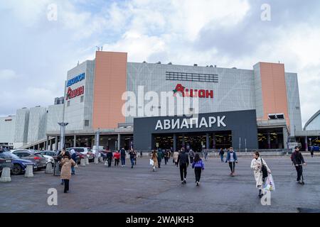 Moskau, Russland - 27. März 2023: Der Aviapark ist ein Einkaufs- und Unterhaltungszentrum in Moskau am Chodynskoje-Pole. Es wurde am 28. November 2014 eröffnet Stockfoto