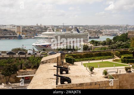 Grand Harbour Valletta Mallta 7. September 2023 luxuriöses Kreuzfahrtschiff P & O Azura dockte in Valleta Malta an, mit militärischen Waffenplatzierungen im Vorfeld Stockfoto