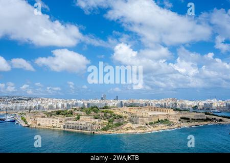 Valleta, Malta 7. September 2023 Skyline der historischen Kaserne der Militärarmee von valletta aus Naturstein mit modernem Geschäftsgebäude in der Stockfoto