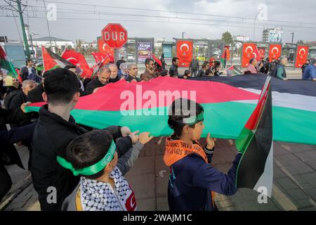 31. Dezember 2023: Gaziantep, Turkiye. 31. Dezember 2023. Eine Menschenmenge versammelte sich in Gaziantep, um die Palästinenser zu unterstützen und sich gegen die anhaltenden Angriffe Israels auf den Gazastreifen zu wehren. Die Teilnehmer schwenkten die palästinensische Flagge neben der türkischen Flagge, während sie an die Opfer der jüngsten Attentate im Nordirak erinnern (Foto: © Muhammad ATA/IMAGESLIVE via ZUMA Press Wire). Nicht für kommerzielle ZWECKE! Stockfoto