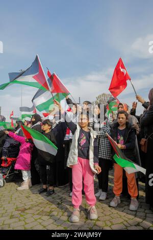 31. Dezember 2023: Gaziantep, Turkiye. 31. Dezember 2023. Eine Menschenmenge versammelte sich in Gaziantep, um die Palästinenser zu unterstützen und sich gegen die anhaltenden Angriffe Israels auf den Gazastreifen zu wehren. Die Teilnehmer schwenkten die palästinensische Flagge neben der türkischen Flagge, während sie an die Opfer der jüngsten Attentate im Nordirak erinnern (Foto: © Muhammad ATA/IMAGESLIVE via ZUMA Press Wire). Nicht für kommerzielle ZWECKE! Stockfoto