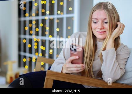 Ein Mädchen, das auf einer Dating-Seite plaudert Stockfoto