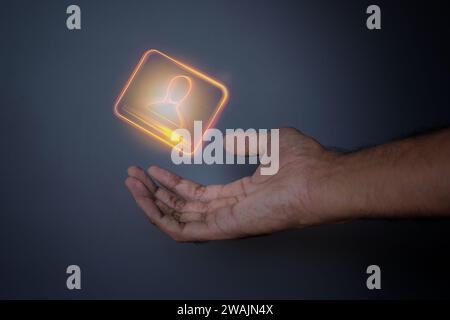 Nahaufnahme von Hand und digitaler ID oder digitaler ID auf schwarzem Hintergrund. Technologiekonzept. Stockfoto