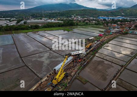 ZUGUNFALL Luftbild zeigt eine Ansicht des Evakuierungsprozesses zweier Züge nach einer Kollision in Cicalengka, West Java, Indonesien, 5. Januar 2024. Vier Menschen wurden getötet und mindestens 28 verletzt, als am 5. Januar zwei Züge auf der Insel Java kollidierten. IMAGO/KHAIRIZAL MARIS Cicalengka West Java Indonesien Copyright: XKHAIRIZALxMARISxKhairizalxMarisx TRAIN INCIDENT 27 Stockfoto