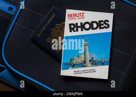 Rhodes Berlitz Reiseführer Buch mit britischem Pass auf Koffer - Urlaubsreisekonzept Stockfoto