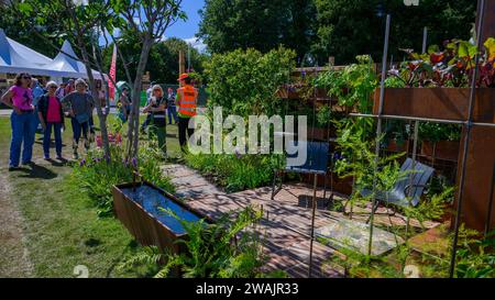 Eintritt zum Brickyard Garden-Wettbewerb (Besucher und Besucher, die Goldmedaillengewinner sehen, kleine Terrasse) - RHS Tatton Park Flower Show 2023, Cheshire England, Großbritannien. Stockfoto