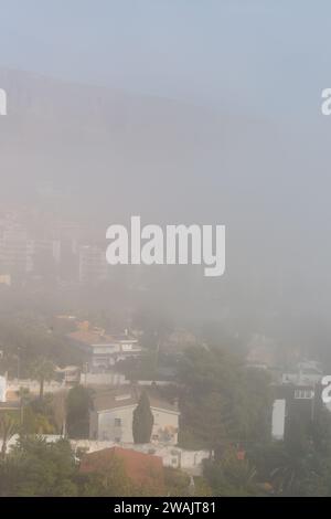 AGUADULCE, SPANIEN - 12. DEZEMBER 2023 Nebel hängt über einer Küstenstadt in Spanien, Blick auf die Promenade, den Küstenstreifen und das Mittelmeer in der Andalu Stockfoto