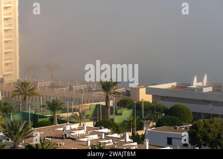 AGUADULCE, SPANIEN - 12. DEZEMBER 2023 Nebel hängt über einer Küstenstadt in Spanien, Blick auf die Promenade, den Küstenstreifen und das Mittelmeer in der Andalu Stockfoto
