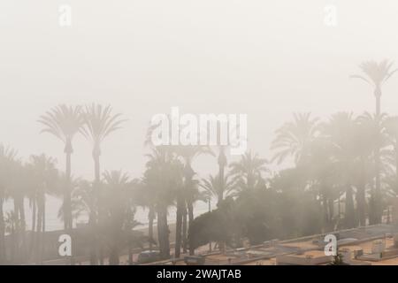 AGUADULCE, SPANIEN - 12. DEZEMBER 2023 Nebel hängt über einer Küstenstadt in Spanien, Blick auf die Promenade, den Küstenstreifen und das Mittelmeer in der Andalu Stockfoto