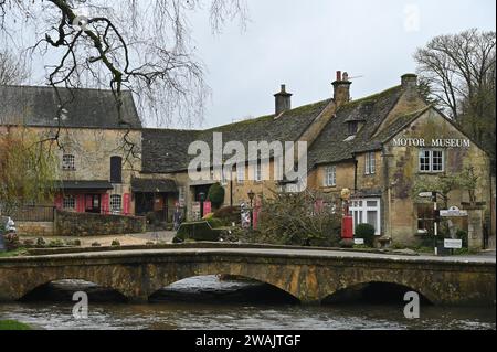 Das Motormuseum im Dorf Bourton in Cotswold am Wasser steht am Ufer des Flusses Windrush Stockfoto