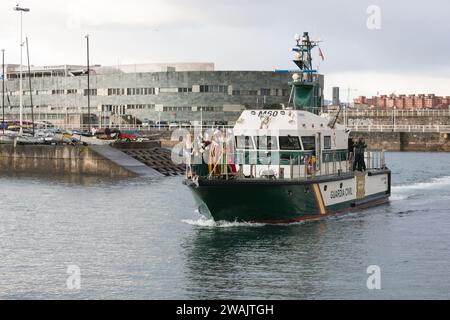 05.01.2024 Ankunft der drei Weisen mit dem Boot nach Gijón, Nordspanien. Die Zauberer des Ostens. Melchior, Gaspar und Baltasar, nach der Geburt Jesu von Nazareth. In Spanien begann ab dem 19. Jahrhundert die Tradition, die zwölfte Nacht (die Nacht vor der Epiphanik) in ein Kinderfest mit Geschenken für die Kinder zu verwandeln, als Nachahmung dessen, was in anderen Ländern am Weihnachtstag zu Ehren des östlichen heiligen Nikolaus getan wurde. Es war 1866, als die erste drei Weisen-Parade in Alcoy stattfand, eine Tradition, die sich auf den Rest des Landes ausbreitete Stockfoto