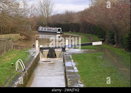 Nach starkem Regen platzte der Oxford Canal über seine Ufer und überflutete angrenzende Felder. Dieses Bild wurde auf dem Schleppweg in der Nähe der Nell Bridge in Oxfordshire aufgenommen Stockfoto