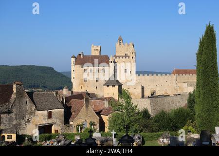 Die außergewöhnliche befestigte Château von Beynac, von der Spitze des Dorfes Beynac in Périgord Noir aus gesehen. Das Dorf Beynac ist eines der schönsten Stockfoto