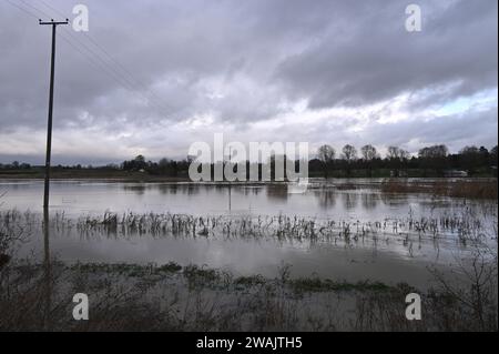 Nach starkem Regen platzte der Oxford Canal über seine Ufer und überflutete angrenzende Felder. Dieses Bild wurde auf dem Schleppweg in der Nähe der Nell Bridge in Oxfordshire aufgenommen Stockfoto