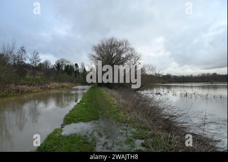 Nach starkem Regen platzte der Oxford Canal über seine Ufer und überflutete angrenzende Felder. Dieses Bild wurde auf dem Schleppweg in der Nähe der Nell Bridge in Oxfordshire aufgenommen Stockfoto