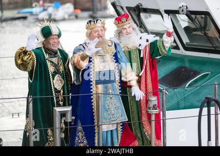 05.01.2024 Ankunft der drei Weisen mit dem Boot nach Gijón, Nordspanien. Die Zauberer des Ostens. Melchior, Gaspar und Baltasar, nach der Geburt Jesu von Nazareth. In Spanien begann ab dem 19. Jahrhundert die Tradition, die zwölfte Nacht (die Nacht vor der Epiphanik) in ein Kinderfest mit Geschenken für die Kinder zu verwandeln, als Nachahmung dessen, was in anderen Ländern am Weihnachtstag zu Ehren des östlichen heiligen Nikolaus getan wurde. Es war 1866, als die erste drei Weisen-Parade in Alcoy stattfand, eine Tradition, die sich auf den Rest des Landes ausbreitete Stockfoto