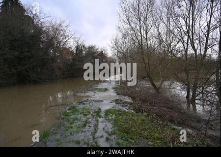 Nach starkem Regen platzte der Oxford Canal über seine Ufer und überflutete angrenzende Felder. Dieses Bild wurde auf dem Schleppweg in der Nähe der Nell Bridge in Oxfordshire aufgenommen Stockfoto