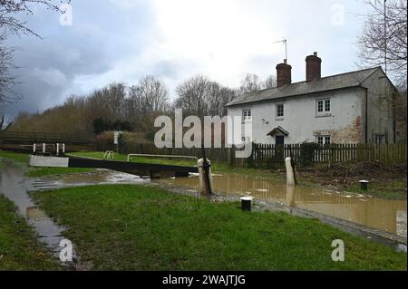 Nach starkem Regen platzte der Oxford Canal über seine Ufer und überflutete angrenzende Felder. Dieses Bild wurde auf dem Schleppweg in der Nähe der Nell Bridge in Oxfordshire aufgenommen Stockfoto