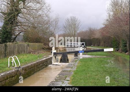 Nach starkem Regen platzte der Oxford Canal über seine Ufer und überflutete angrenzende Felder. Dieses Bild wurde auf dem Schleppweg in der Nähe der Nell Bridge in Oxfordshire aufgenommen Stockfoto