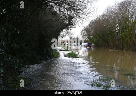 Nach starkem Regen platzte der Oxford Canal über seine Ufer und überflutete angrenzende Felder. Dieses Bild wurde auf dem Schleppweg in der Nähe von Aynho Wharf aufgenommen Stockfoto