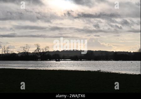 Nach starkem Regen platzte der Oxford Canal über seine Ufer und überflutete angrenzende Felder. Dieses Bild wurde auf dem Schleppweg in der Nähe von Aynho Wharf aufgenommen Stockfoto