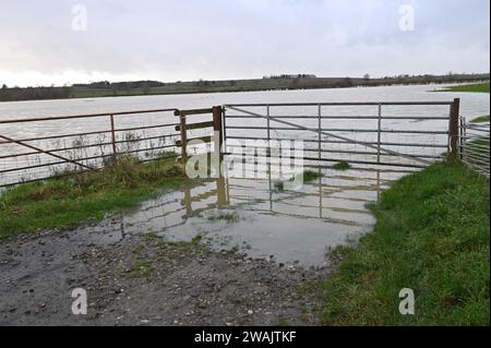 Nach starkem Regen platzte der Oxford Canal über seine Ufer und überflutete angrenzende Felder. Dieses Bild wurde auf dem Schleppweg in der Nähe von Aynho Wharf aufgenommen Stockfoto