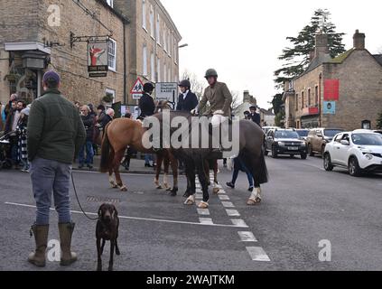 Der Heythrop Hunt Boxing Day findet am zweiten Weihnachtsfeiertag 2023 in Chipping Norton, Oxfordshire, vor dem Fox Inn statt. Stockfoto