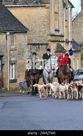 Ankunft der Heythrop Hunt Hounds in Stow on the Wold, Gloucestershire für das traditionelle Neujahrstreffen. Stockfoto