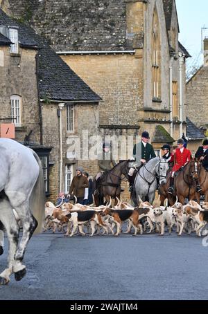 Ankunft der Heythrop Hunt Hounds in Stow on the Wold, Gloucestershire für das traditionelle Neujahrstreffen. Stockfoto