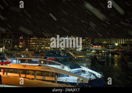 Svolvaer Norwegen Hafen bei Nacht Stockfoto