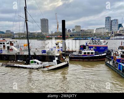 Party Boat Bar & Co im Storm Henk: Schwimmende Bar, Restaurant und Nachtclub werden nach starken Regenfällen in London England, Großbritannien, donnerstag, 4. januar 2024 in der Themse am Temple Pier gelassen Stockfoto