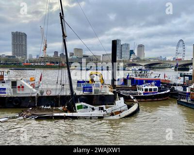 Party Boat Bar & Co im Storm Henk: Schwimmende Bar, Restaurant und Nachtclub werden nach starken Regenfällen in London England, Großbritannien, donnerstag, 4. januar 2024 in der Themse am Temple Pier gelassen Stockfoto
