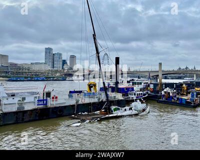 Party Boat Bar & Co im Storm Henk: Schwimmende Bar, Restaurant und Nachtclub werden nach starken Regenfällen in London England, Großbritannien, donnerstag, 4. januar 2024 in der Themse am Temple Pier gelassen Stockfoto