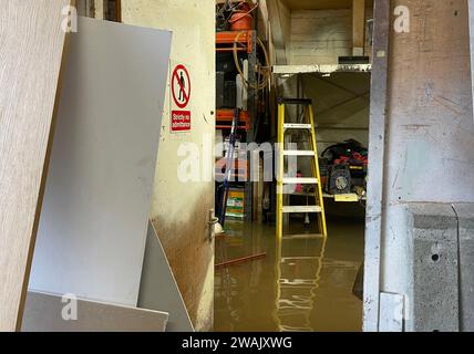 Hochwasser in Kirk and Bill's, einer Möbelwerkstatt in Newark-on-Trent, Nottinghamshire. Wasser ist durch die Dielen und Abflüsse aufgrund der Überschwemmung durch Sturm Henk gestiegen, die die Werkstatt überschwemmt hat. Bilddatum: Freitag, 5. Januar 2024. Stockfoto