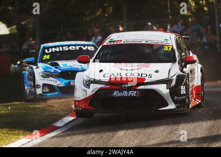 Ricky Collard fährt bei nassen Bedingungen in Brands Hatch im Toyota Gazoo Racing Toyota Corolla GR SPORT Stockfoto