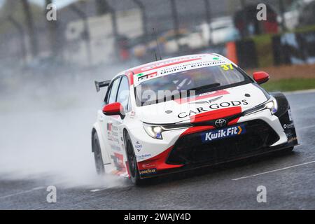 Ricky Collard fährt bei nassen Bedingungen in Brands Hatch im Toyota Gazoo Racing Toyota Corolla GR SPORT Stockfoto