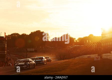 Stephen Jelley Racing bei Sonnenuntergang in Brands Hatch Stockfoto