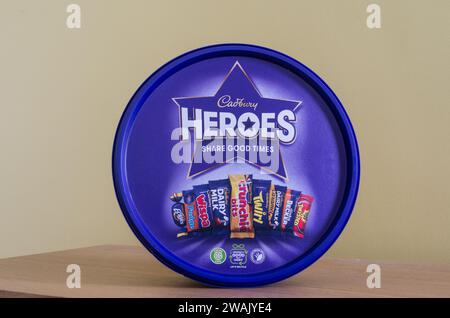 Tub of Cadbury's Heroes, Großbritannien Stockfoto