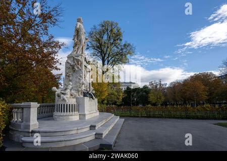 21.11.2023, Österreich, die Hauptstadt Wien. Impressionen am Mozart-Denkmal. Das Mozart-Denkmal zu Ehren des Komponisten Wolfgang Amadeus Mozart 1756C1791 in Wien befindet sich seit 1953 im Burggarten im 1. Bezirk Innere Stadt. 21.11.2023, Wien in Österreich 21.11.2023, Wien in Österreich *** 21 11 2023, Österreich, die Hauptstadt Wien Impressionen am Mozartdenkmal das Mozartdenkmal zu Ehren des Komponisten Wolfgang Amadeus Mozart 1756C1791 in Wien befindet sich seit 1953 21 11 2023 im Burggarten im 1. Bezirk Innere Stadt, Wien 21 11 2023, Wien in Österreich Stockfoto