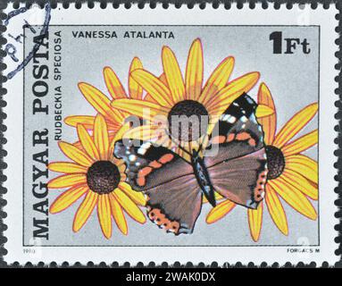 Gestempelte Briefmarke, gedruckt von Ungarn, auf der Roter Admiral (Vanessa atalanta), Showy Black-Eyed Susan, Insekten bestäuben Blumen, um 1989 zu sehen sind Stockfoto