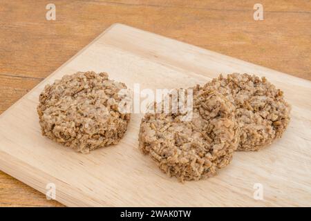 Fleischburger mit Mealworms/Tenebrio Molitor. Insekten werden in vielen Teilen der Welt als Nahrung gegessen und müssen nicht beängstigend sein. Siehe Hinweise Stockfoto